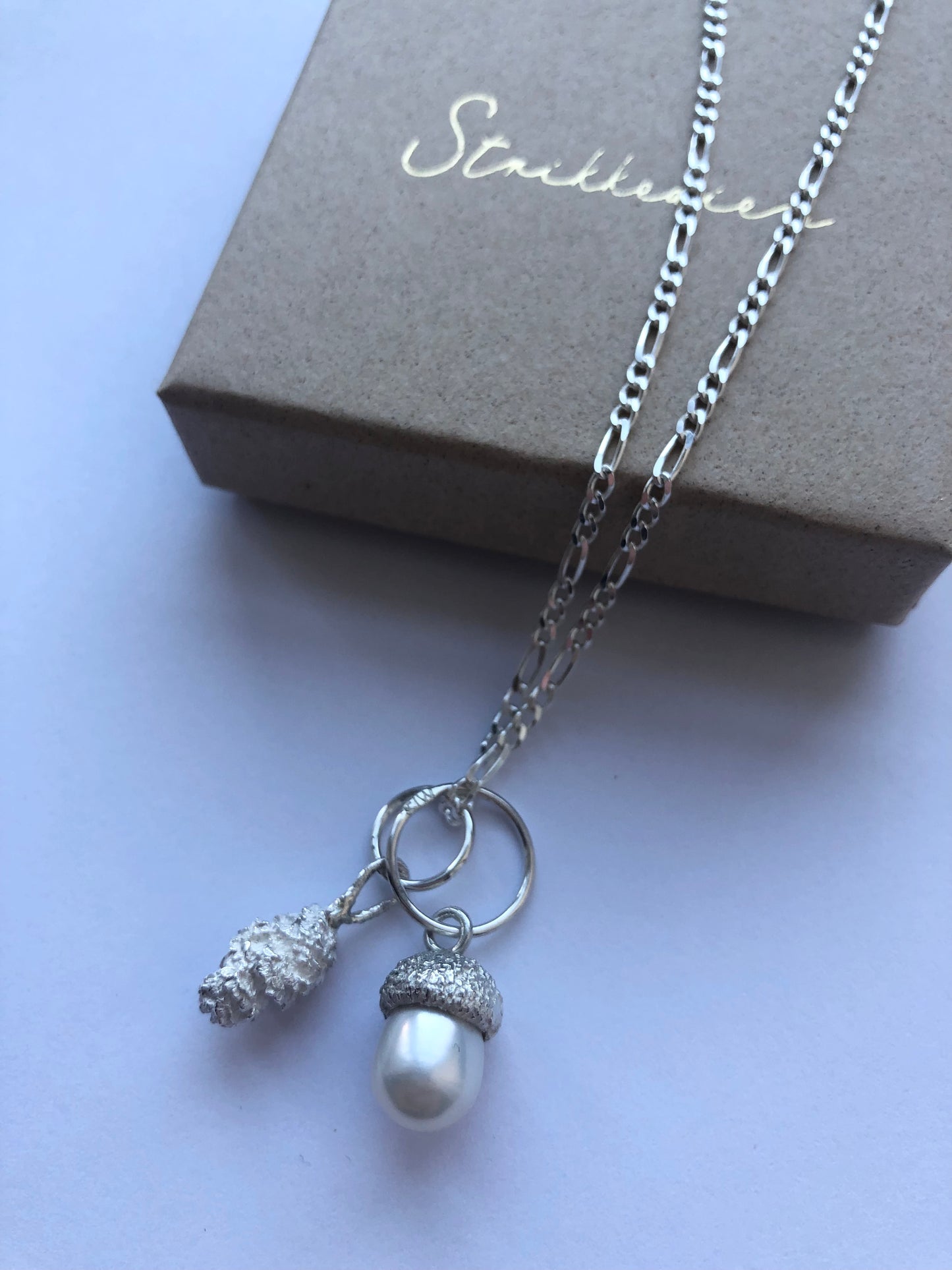 Halskæde med agern og kogle