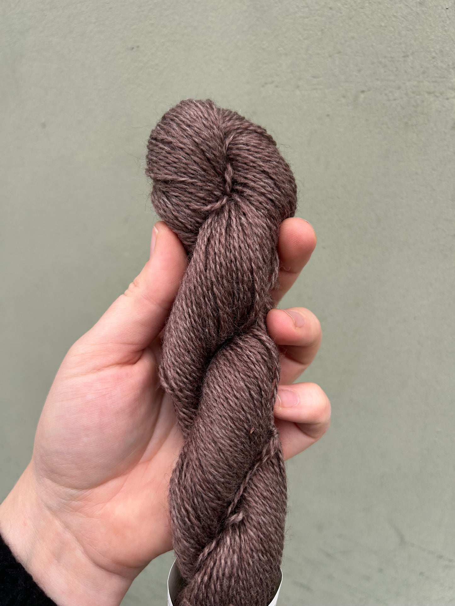 Strikkekit til “Kastanje halvvanter” af Strikkediem