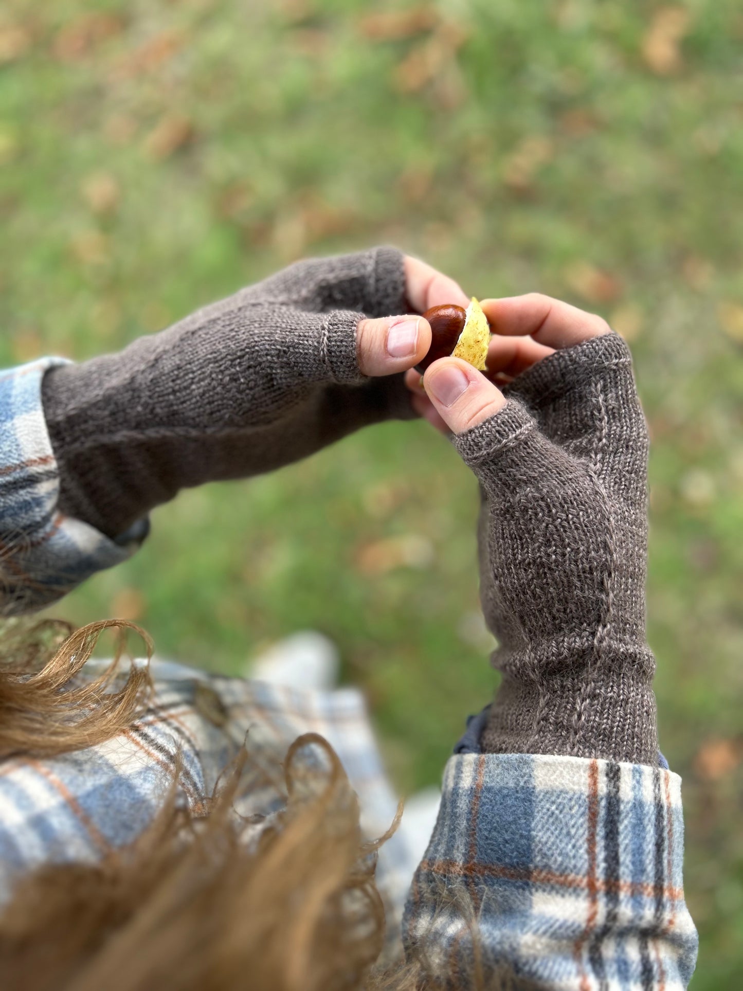 Strikkekit til “Kastanje halvvanter” af Strikkediem